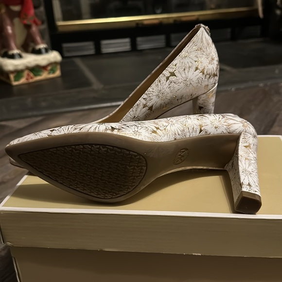 Michael Kors gold and whites pumps - Picture 5 of 5